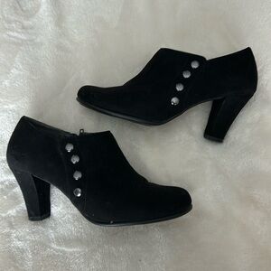 Black heeled booties- cute!